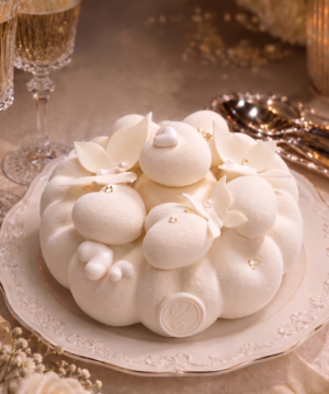 Bánh Entremet Heavenly Flutter White